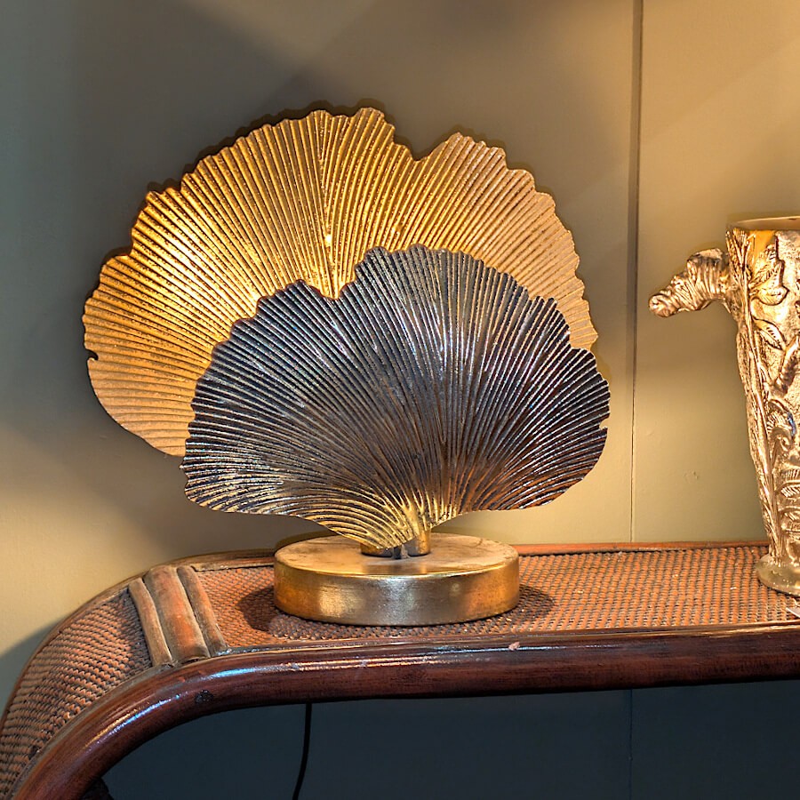 La lampe Ginkgo dans une composition de style cabinet de curiosités.