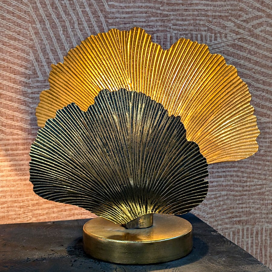 Rendu de la patine dorée dans un salon chic. La lampe se plaît parfaitement dans un style Art Déco.