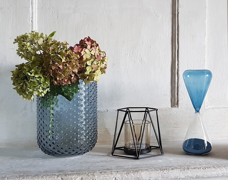 Vase bleu gris à pois en verre texturé | Deco-Delight.com Vase bleu gris à pois en verre texturé | Deco-Delight.com