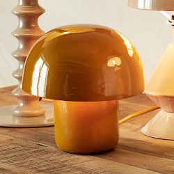 Zoom sur le dôme brillant et la diffusion de la lumière allumée.