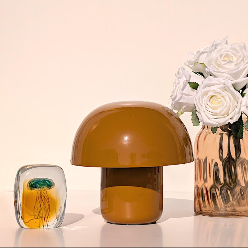 La lampe en situation avec le bouquet de roses blanches éternelles et le presse-papier Méduse Deco-Delight.