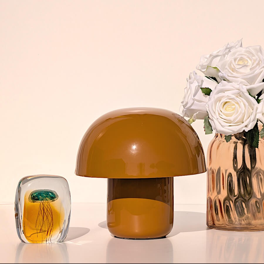 La lampe en situation avec le bouquet de roses blanches éternelles et le presse-papier Méduse Deco-Delight.