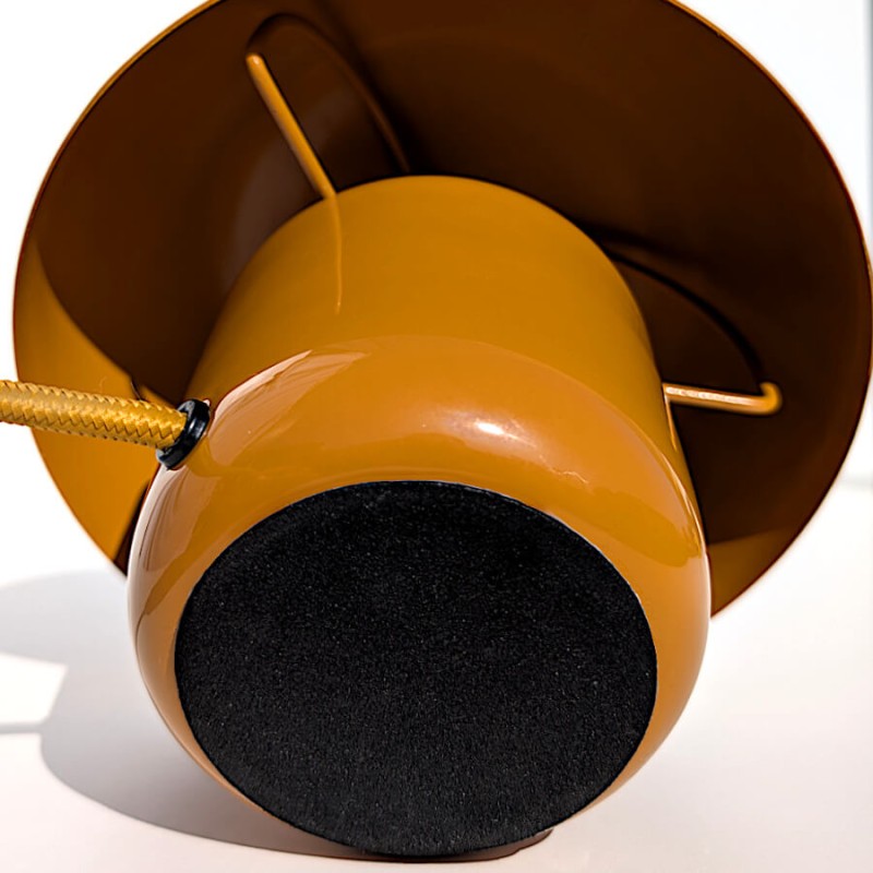 Gros plan sur la base recouverte d'un revêtement de protection pour les meubles, et le départ du câble textile.