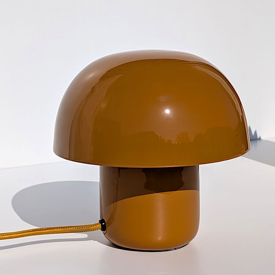 Profil de la lampe montrant la proportion parfaite entre le pied et le chapeau.