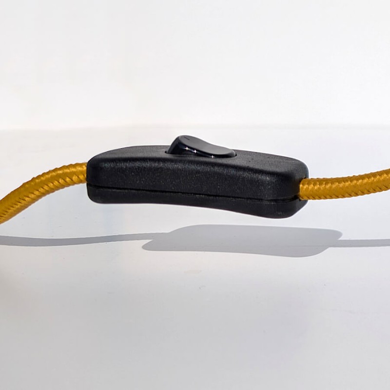 Zoom sur l'interrupteur ergonomique sur le câble textile assorti.