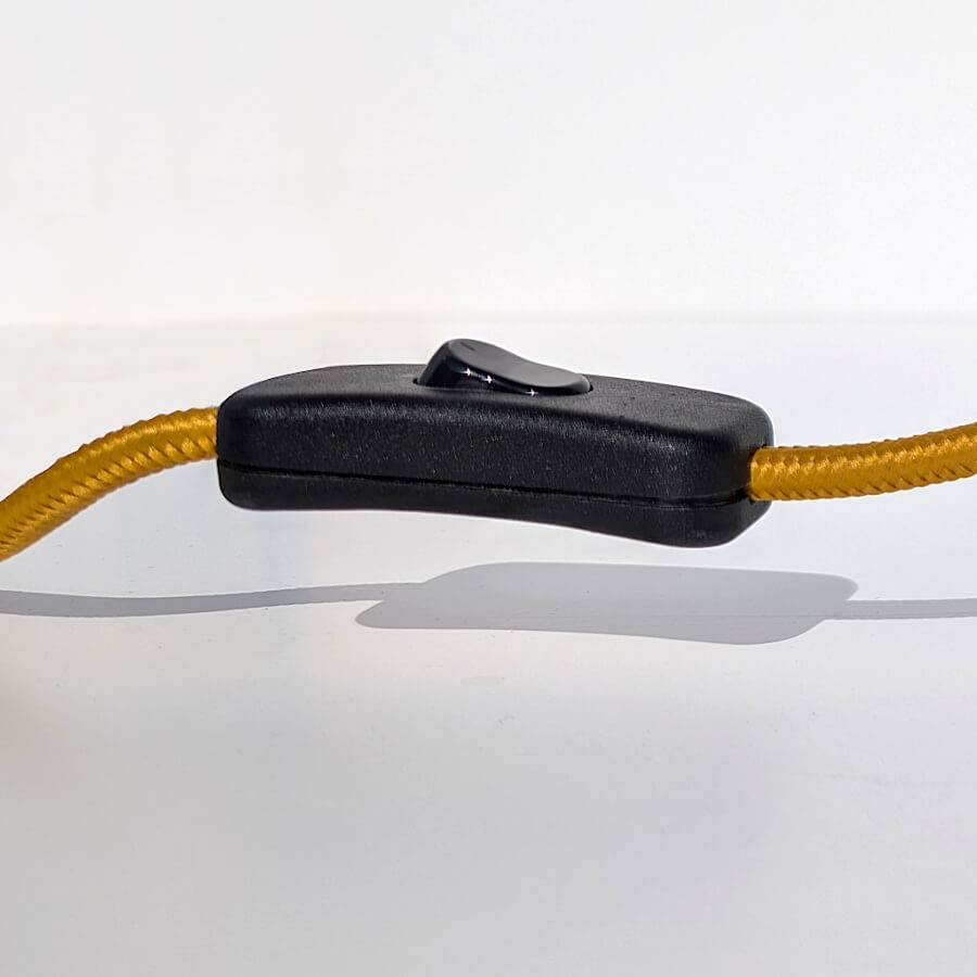 Zoom sur l'interrupteur ergonomique sur le câble textile assorti.