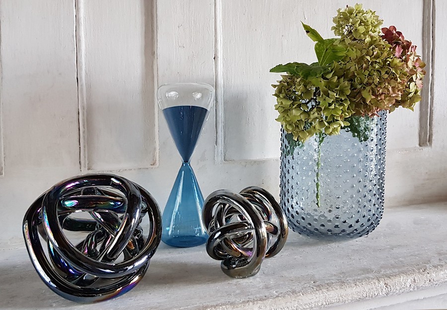 Vase bleu gris à pois en verre texturé  | Deco-Delight.com