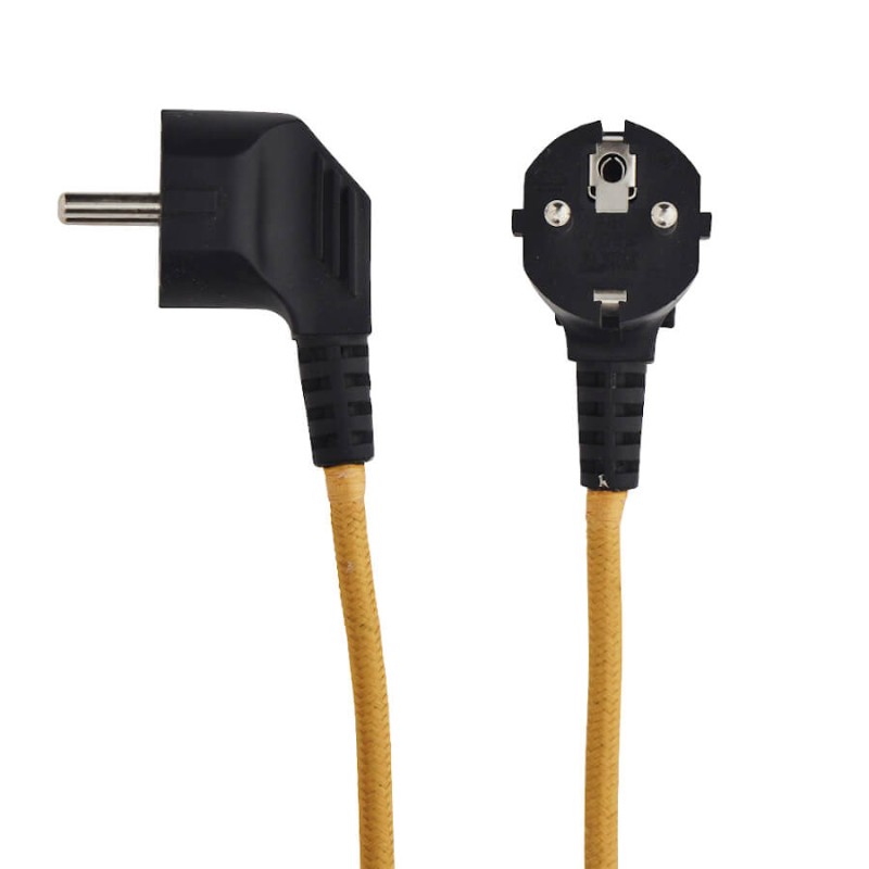 Focus sur la prise standard européenne et la qualité du tissage du câble.