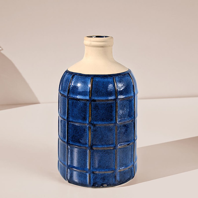 Vue d'ensemble du vase soulignant l'intensité de l'émail bleu.