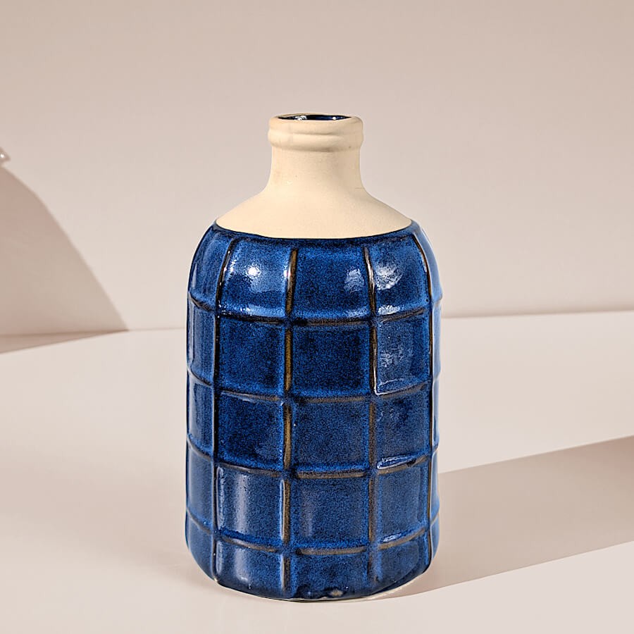 Vue d'ensemble du vase soulignant l'intensité de l'émail bleu.