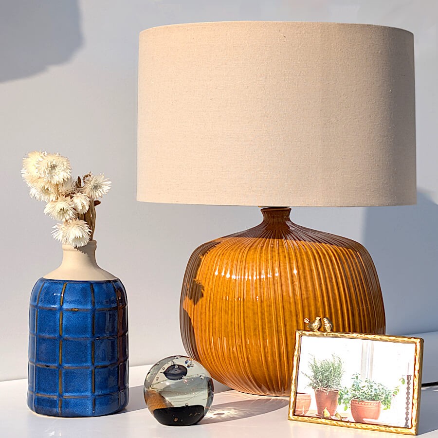 Le vase associé à la lampe ocre de la collection Deco-Delight pour un contraste de couleurs chaudes.