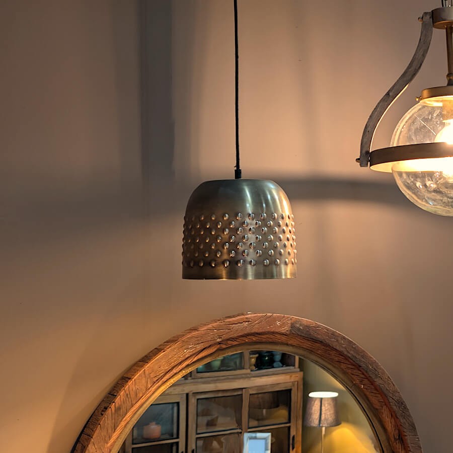 La suspension Deco-Delight allumée dans un décor chaleureux.