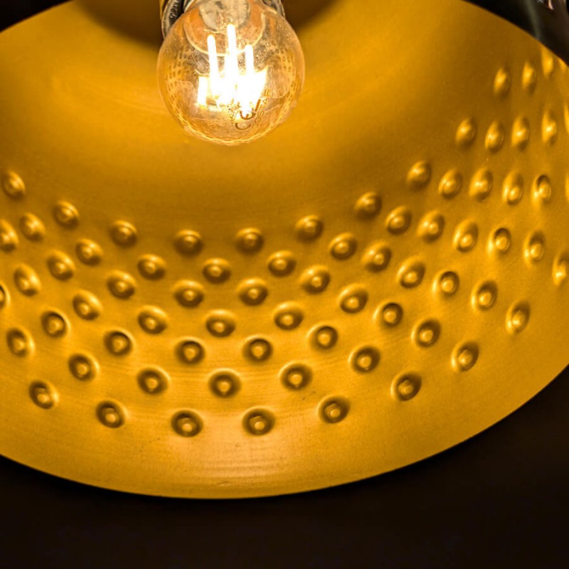 Vue intérieure révélant l'éclat doré magnifié par la lumière de l'ampoule E27.