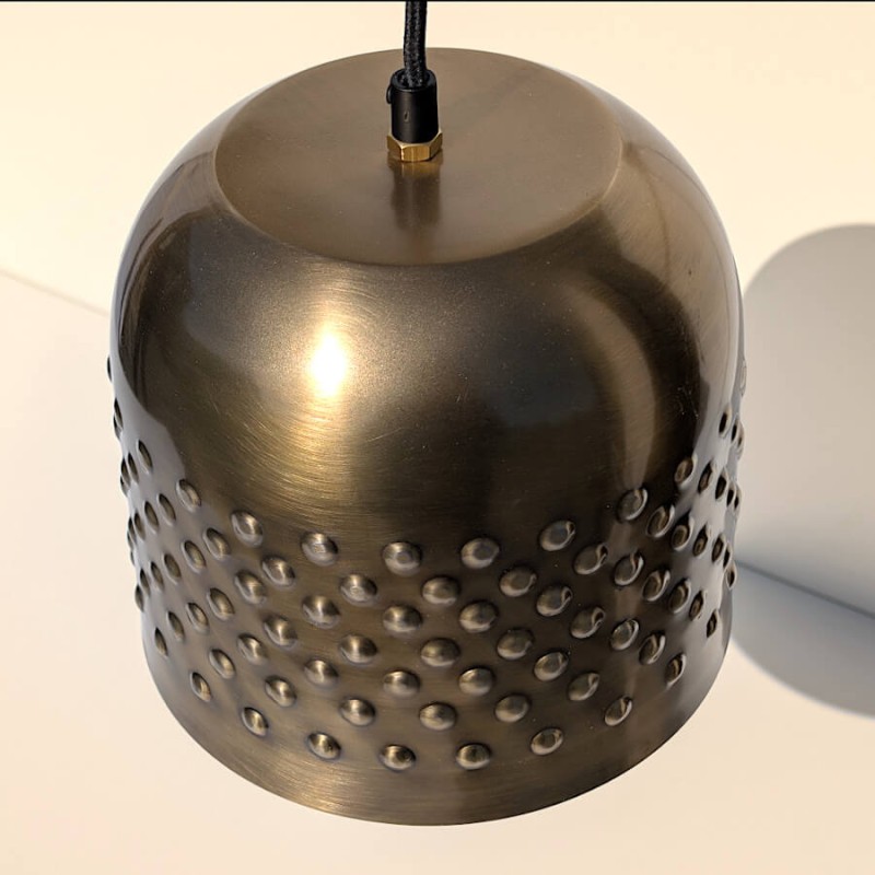 Vue de dessus soulignant le travail de finition du métal.