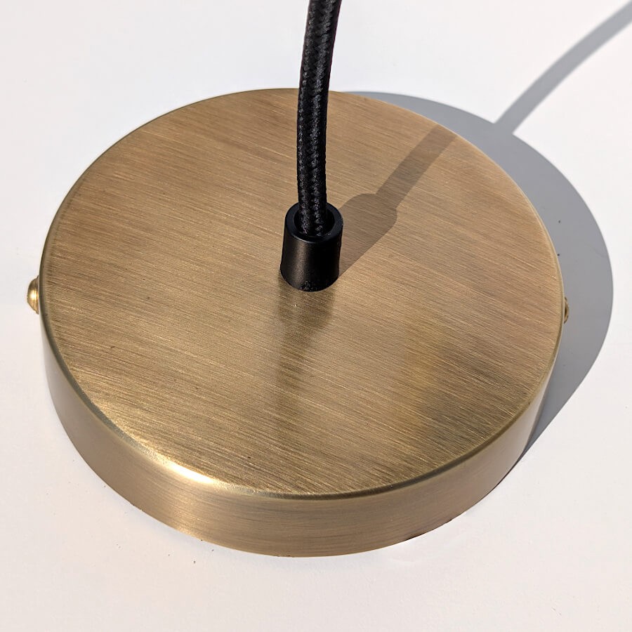 Zoom sur le pavillon de plafond circulaire doré assorti.