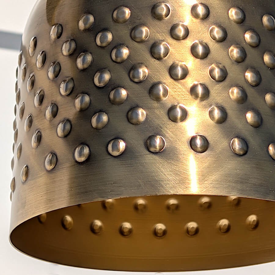Détail de la bordure inférieure cloutée et de la patine brossée. Effet Haut de Gamme à prix abordable !