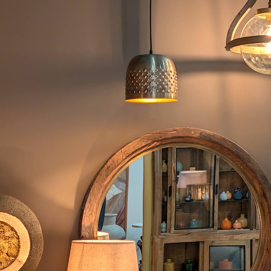 La suspension intégrée dans une composition murale avec miroir.