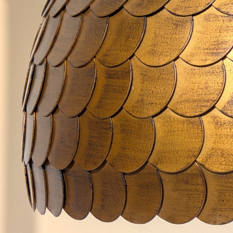 Détail de la finition dorée vieillie et de la patine artisanale.