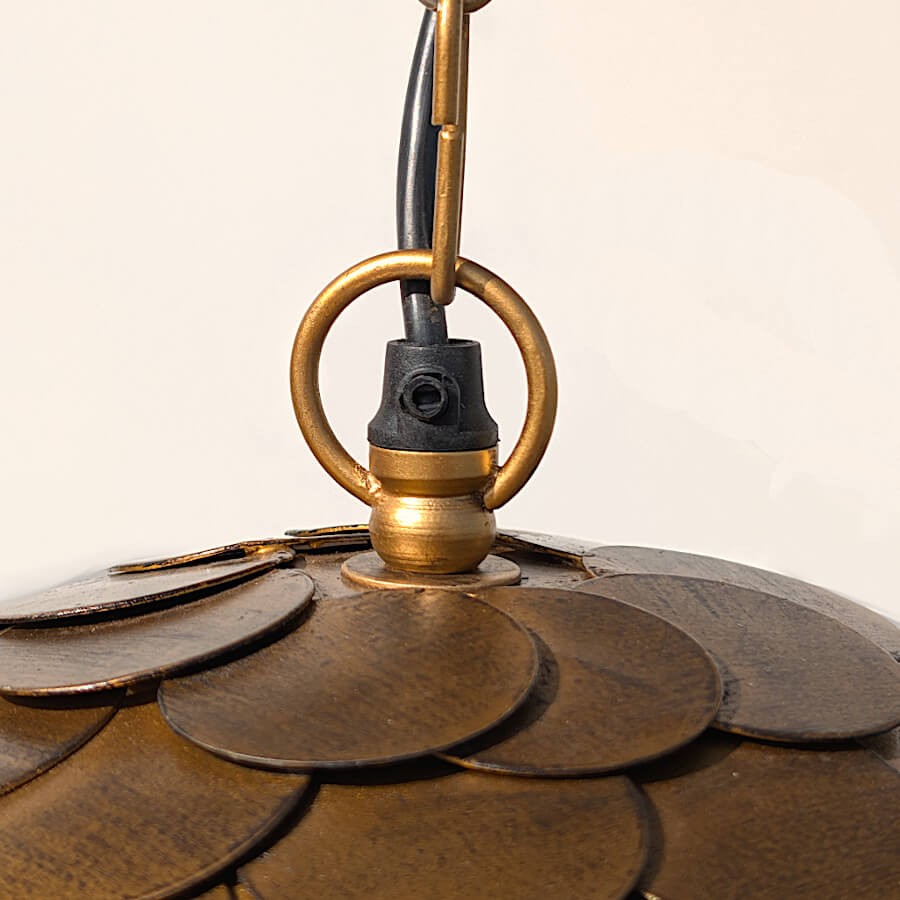 Zoom sur le système de chaîne et l'accroche robuste pour un montage sécurisé.