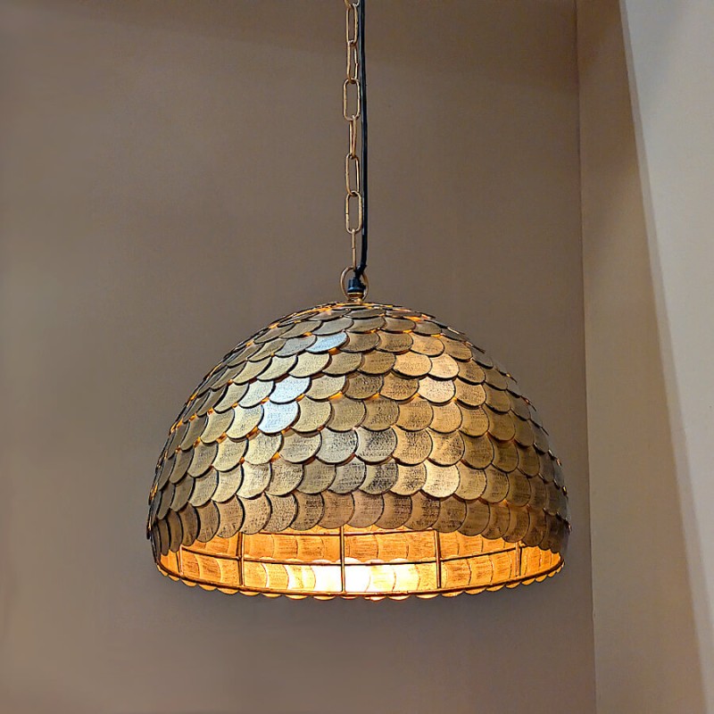 La suspension allumée dans un angle de pièce, superbe,  révélant son éclairage chaleureux.