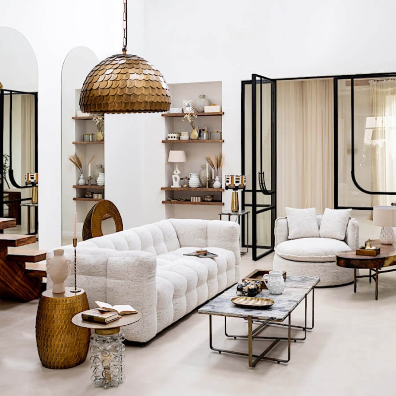 Mise en situation réelle au-dessus d'un canapé dans un salon blanc moderne.