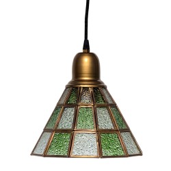 Suspension type Tiffany avec ses carreaux de verre texturé vert et transparent.