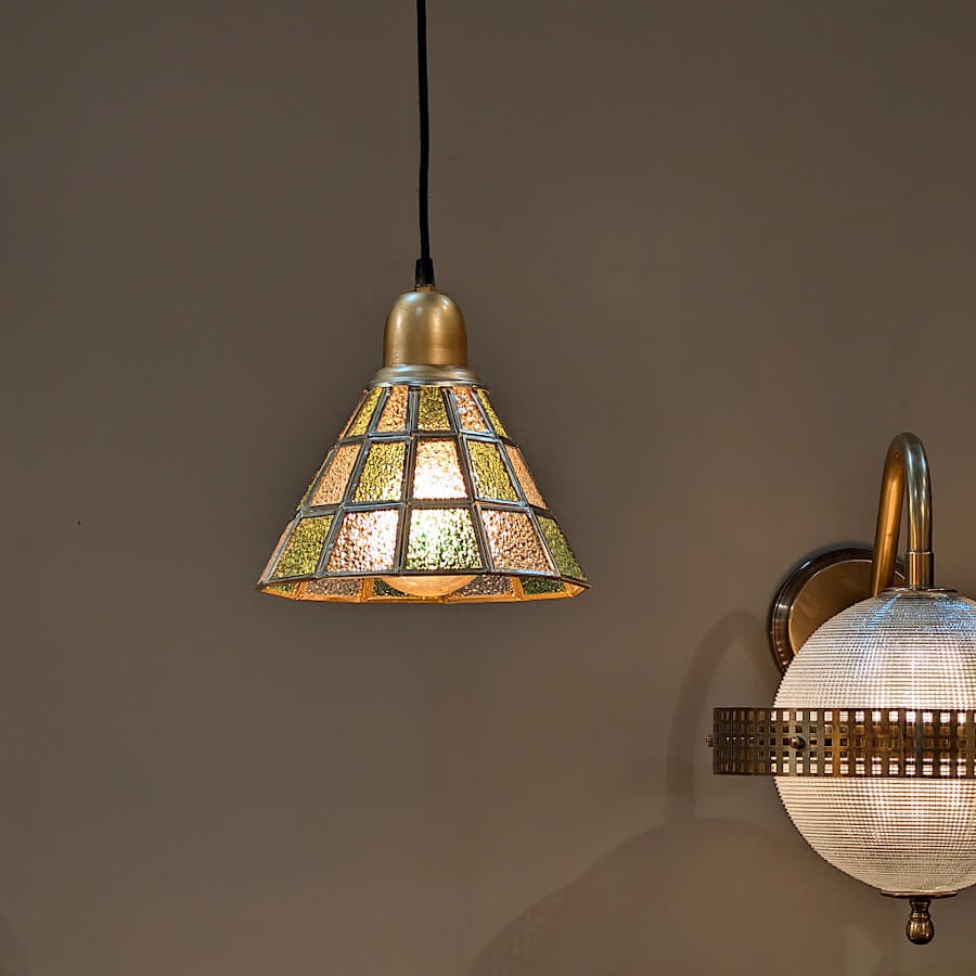 La suspension allumée créant un éclairage d'ambiance feutré et chaleureux.