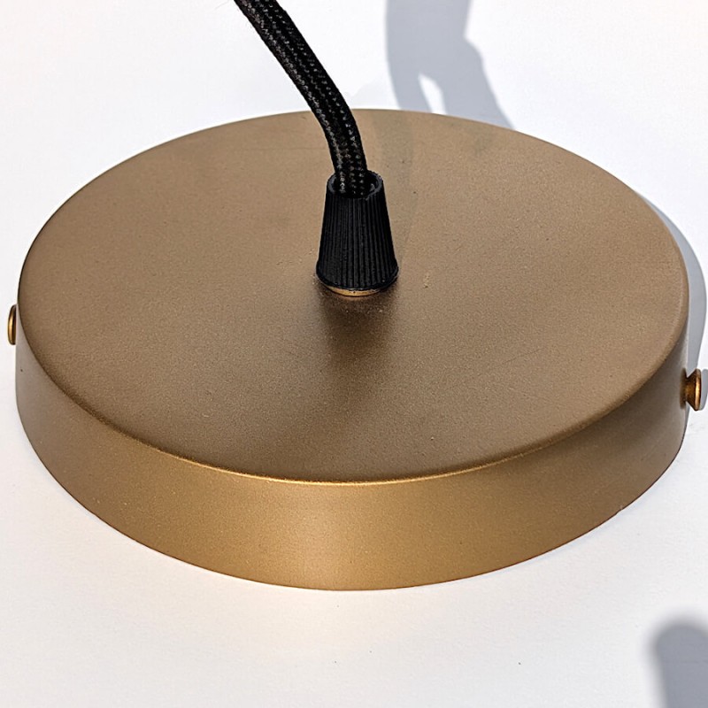 Zoom sur le pavillon de plafond doré pour une finition impeccable.