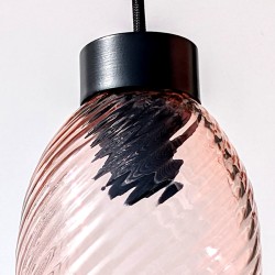 Zoom sur le haut de l'abat-jour montrant le relief du verre et la douille noire.