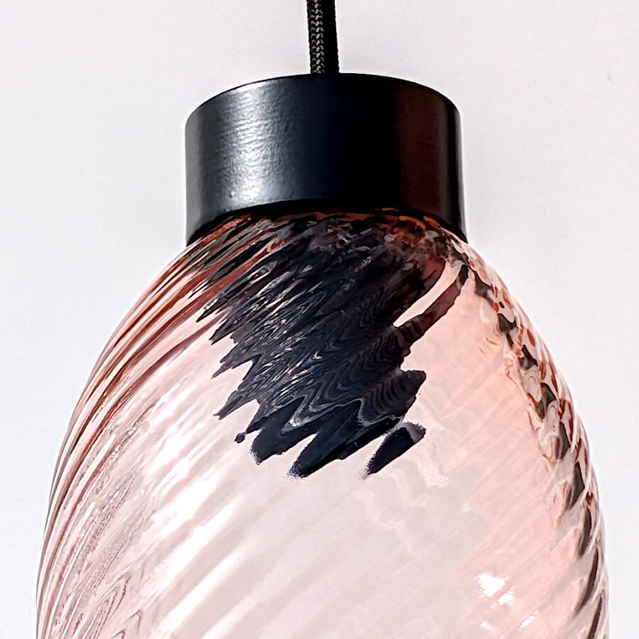 Zoom sur le haut de l'abat-jour montrant le relief du verre et la douille noire.