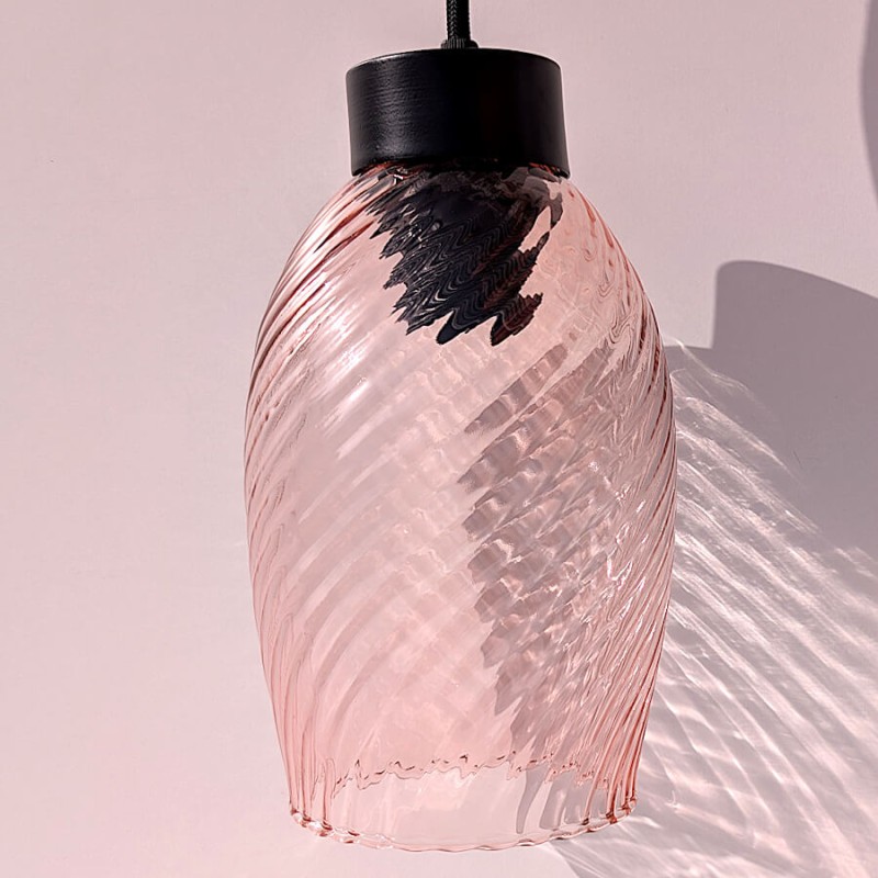 Vue rapprochée de l'abat-jour et des jeux d'ombres portées.