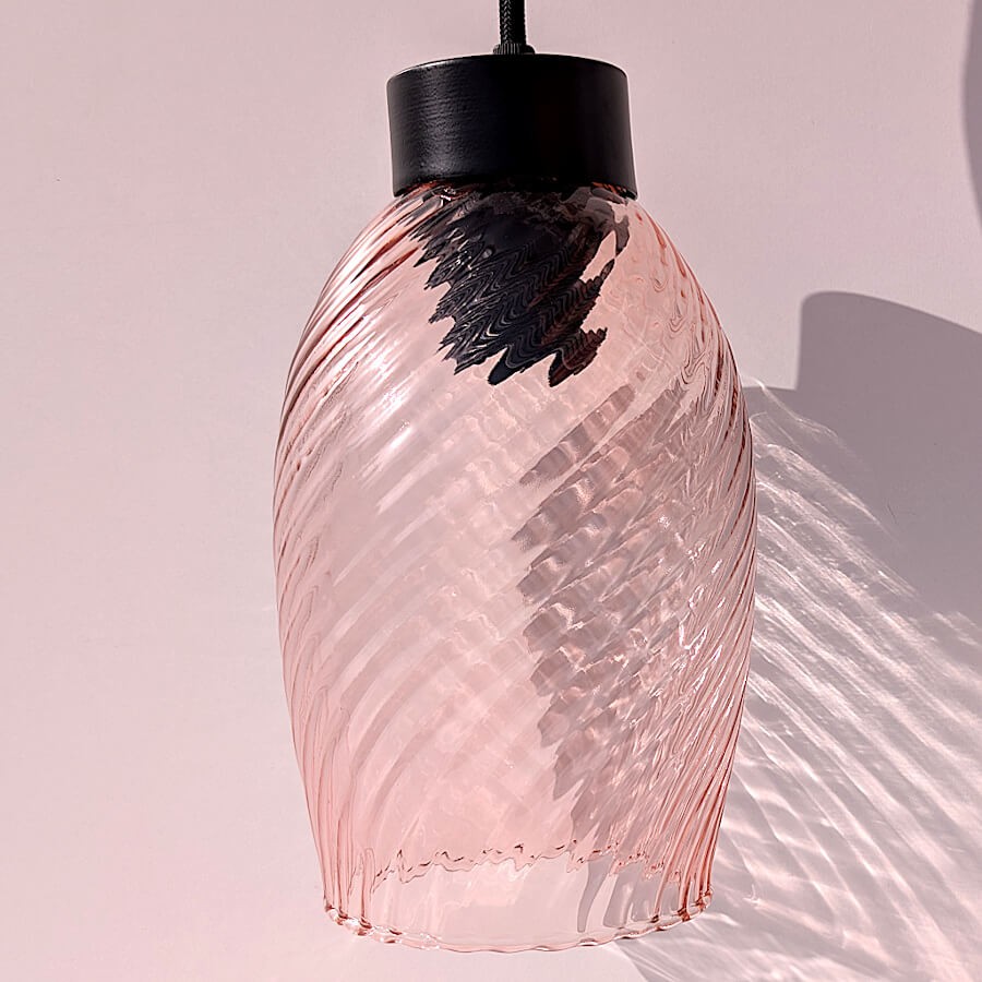 Vue rapprochée de l'abat-jour et des jeux d'ombres portées.