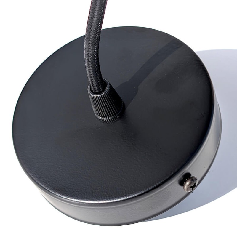 Zoom sur le pavillon de plafond circulaire en métal noir mat, ajoutant une touche moderne à la suspension.