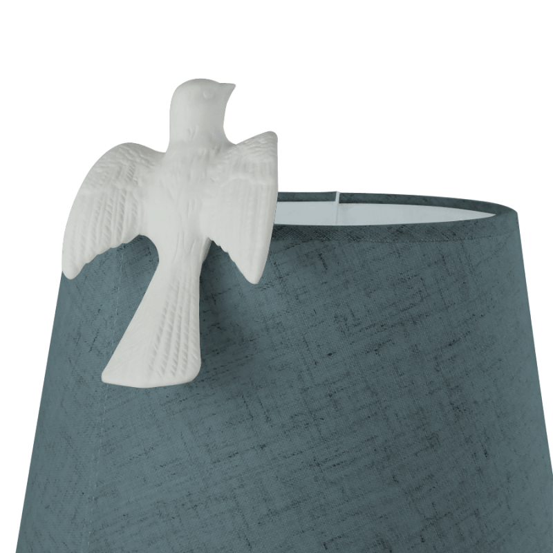 Détail de l'accroche sur un abat-jour bleu canard texturé.