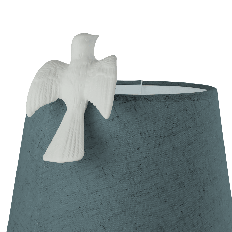 Détail de l'accroche sur un abat-jour bleu canard texturé.