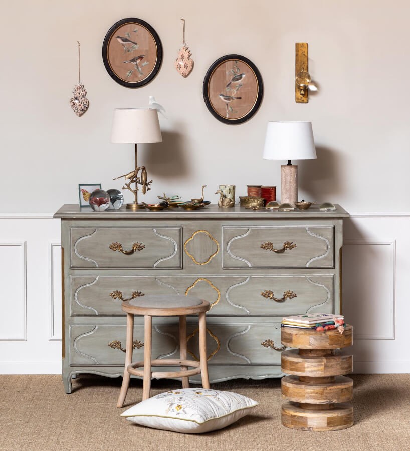 Vue d'ensemble d'un salon avec la colombe comme détail final sur le luminaire.