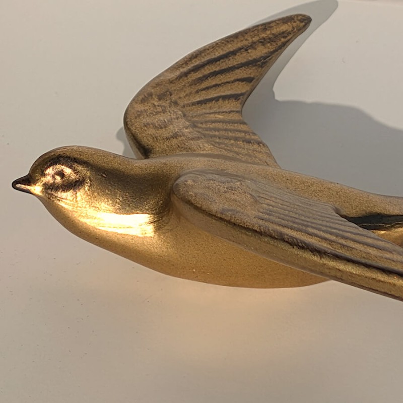 Détail rapproché sur la tête et l'aile montrant la finesse de la résine.