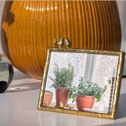 Le cadre mis en situation avec une photo de nature, soulignant son aspect champêtre.