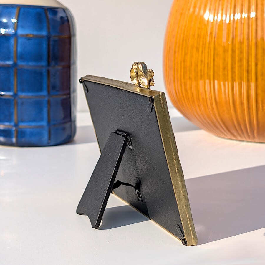 Vue arrière du cadre montrant le pied chevalet et la finition soignée.