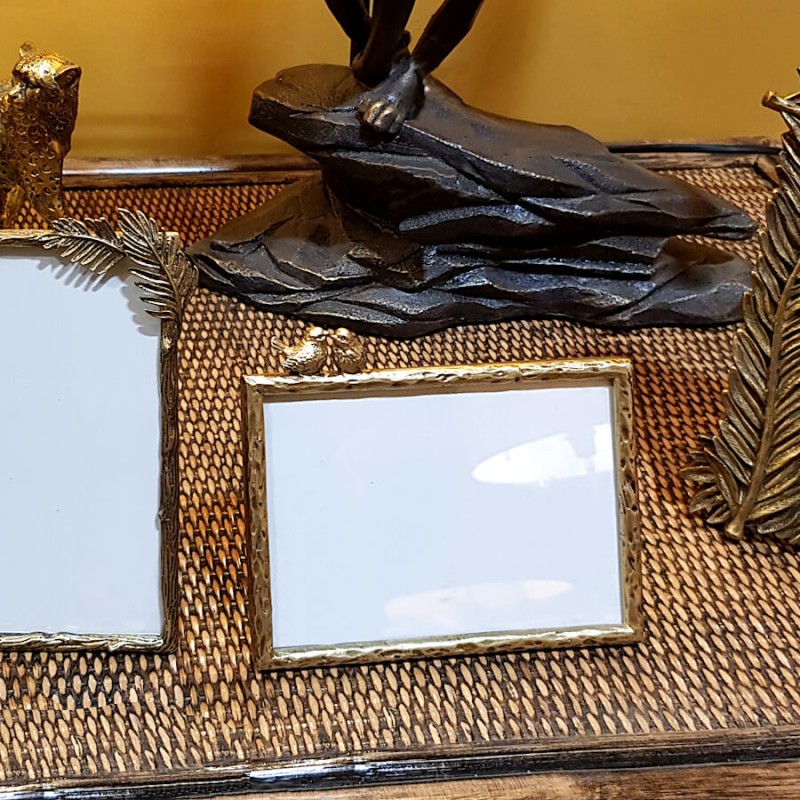 Détail du cadre sur un plateau tressé pour une ambiance naturelle.