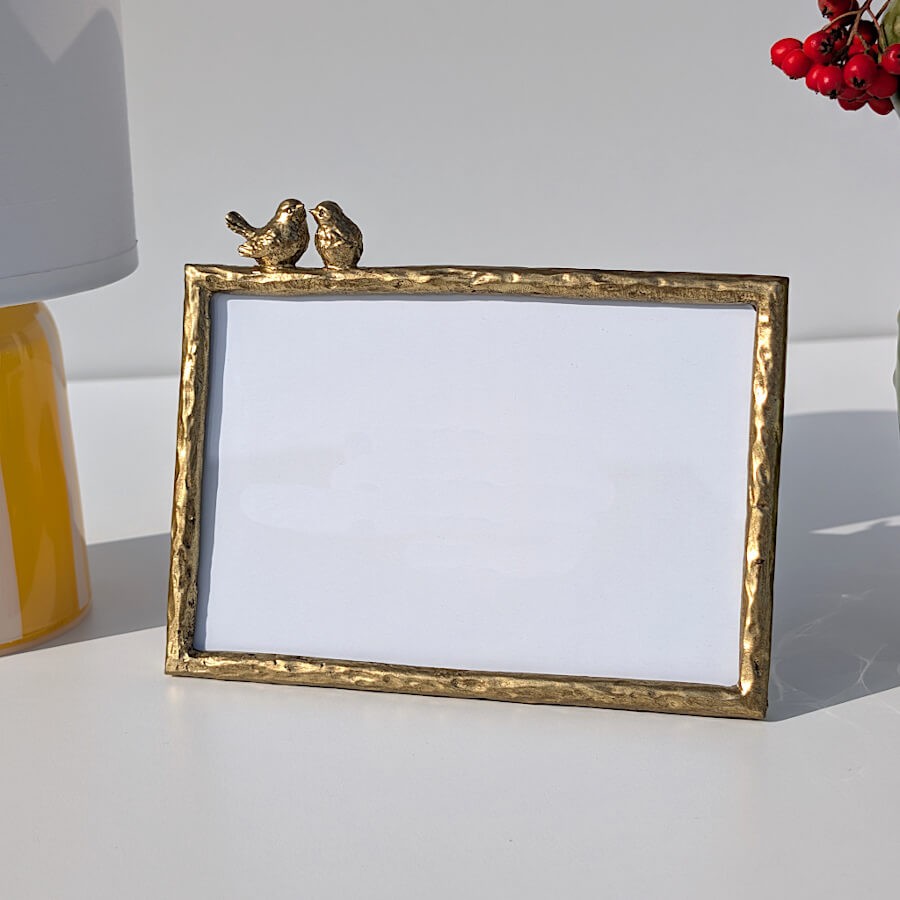 Présentation du cadre à côté de la lampe LED nomade de la collection Deco-Delight pour un contraste moderne.