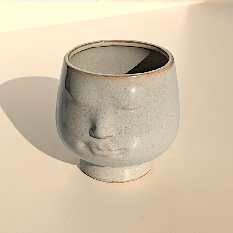 Mise en lumière du visage soulignant la sérénité des traits.