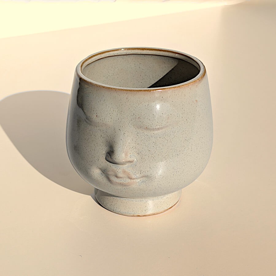 Mise en lumière du visage soulignant la sérénité des traits.