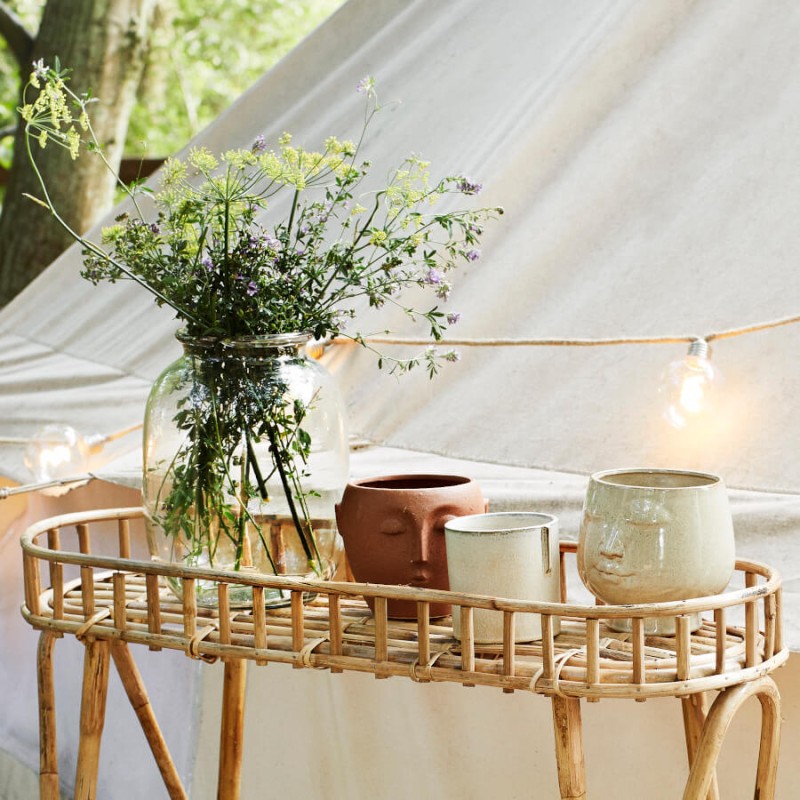 Le cache-pot intégré dans une scène estivale extérieure.