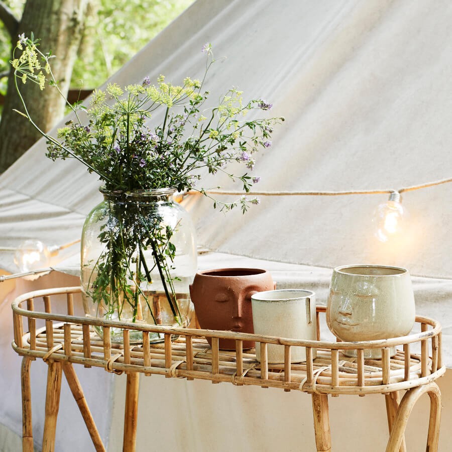 Le cache-pot intégré dans une scène estivale extérieure.