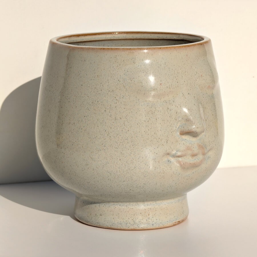 Zoom sur la texture mouchetée et la finition mate de la céramique.