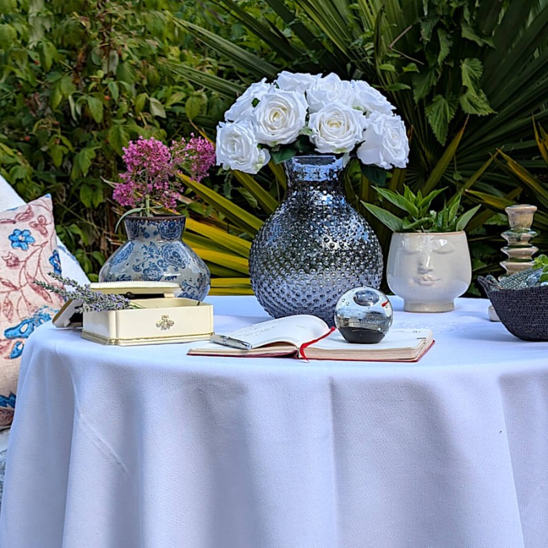 Composition de table avec le cache-pot près d'autres objets déco de la collection Deco-Delight.