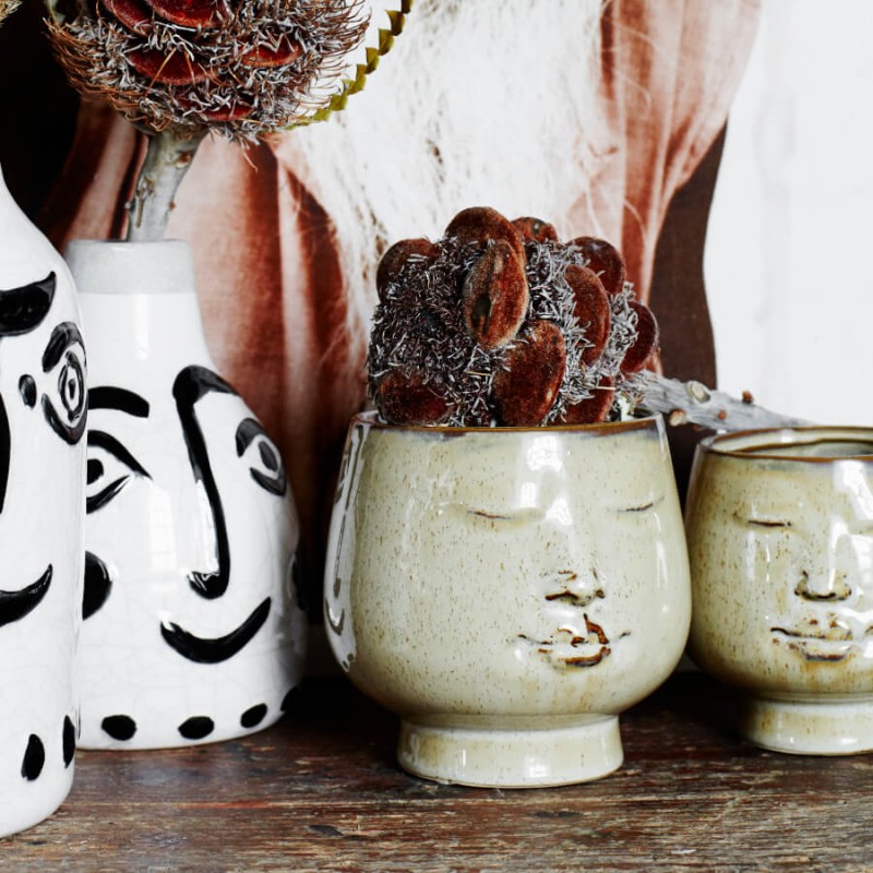 Association avec des objets aux motifs graphiques noirs et blancs.