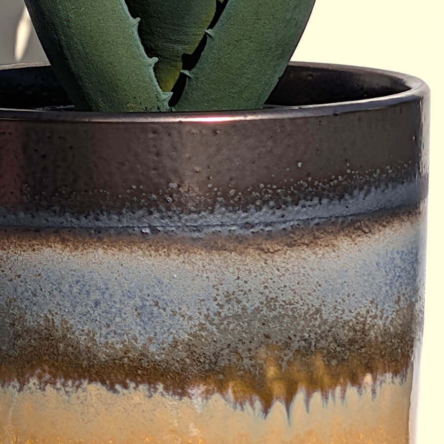 Zoom sur le glaçage réactif et le dégradé aux couleurs terreuses.