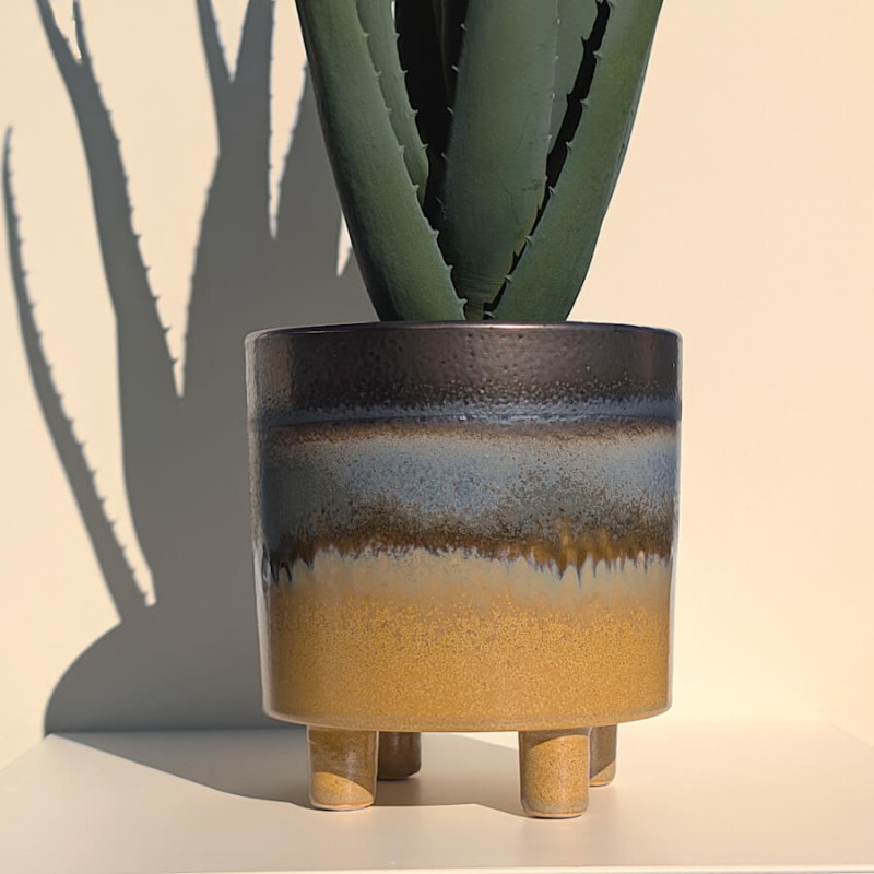 Vue d'ensemble du pot sur ses 4 pieds, évoquant l'image du chaudron.